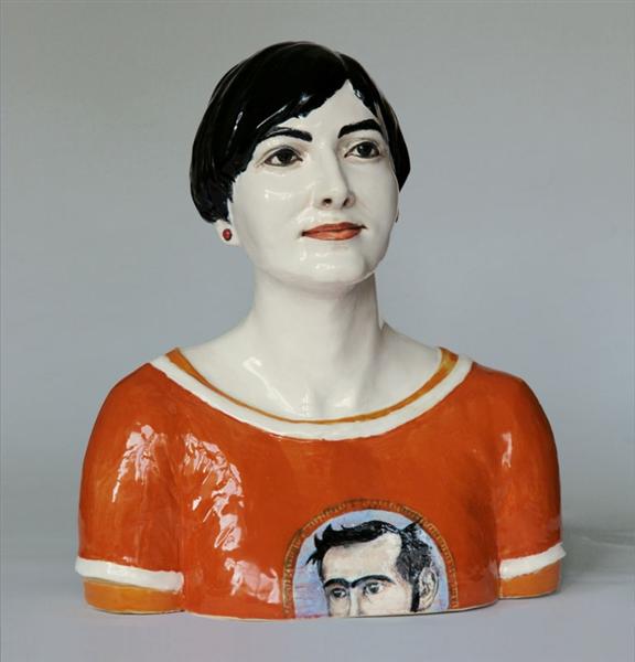Rosi Steinbach: Juli, 2010, Keramik, glasiert, bemalt, 46 x 40 x 22 cm
/Kunstfonds, Staatliche Kunstsammlungen Dresden 

